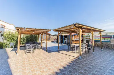 Un restaurante o sitio para comer en Hostel El Castillo by CABANA Rentals
