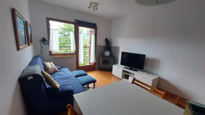 Una televisión o centro de entretenimiento en CHECK IN CASAS Pirita