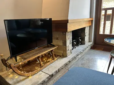 Una televisión o centro de entretenimiento en Apartament rústic amb llar de foc by RURAL D'ÀNEU