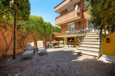 Un balcón o terraza de CASA CON PISCINA EN EL CENTRO
