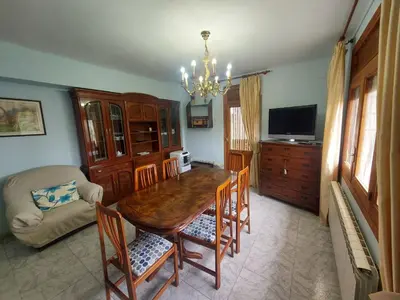 Una televisión o centro de entretenimiento en Casa Nasarre- Acogedora casa rural con garaje con vistas a la Sierra de GUARA
