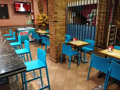 Un restaurante o sitio para comer en Hostal Restaurante El Surtidor