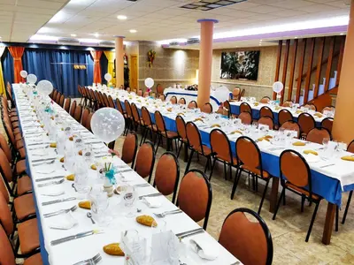 Un restaurante o sitio para comer en Hostal Restaurante El Surtidor