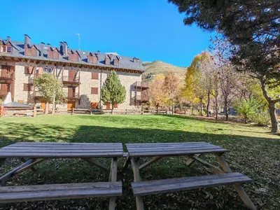 Jardín al aire libre en El Pirineo te espera- Chimenea, sol y ambiente acogedor con jardín - Cosmos 1