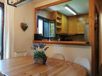 Una cocina o zona de cocina en Lujo y vistas - hidromasaje, fuego y piscina en la montaña - Herbasabina 5