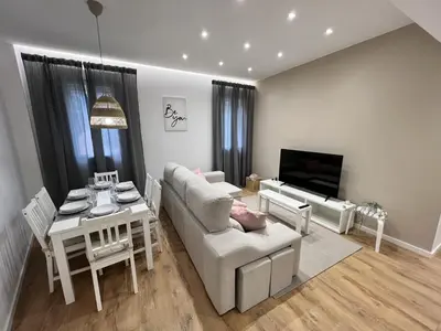 Una televisión o centro de entretenimiento en Apartamenticos Plaza Las Armas III
