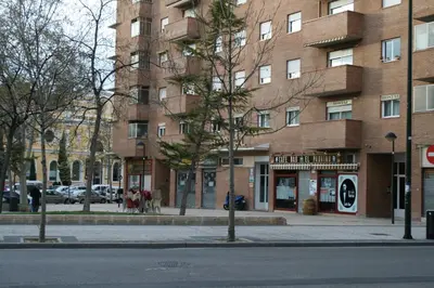 Edificio en el que se encuentra el hostal o pensión