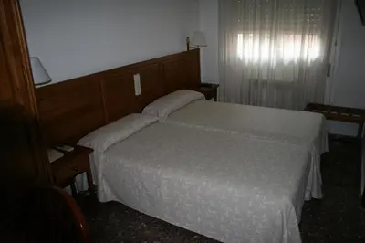 Cama o camas de una habitación en Hostal Puente de Piedra