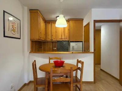 Una cocina o zona de cocina en Chimenea y jardín- Calideza y espacio en la planta baja - Besiberri 11