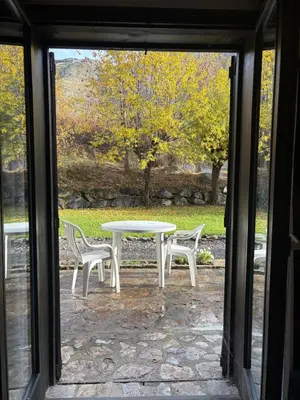 Jardín al aire libre en Chimenea y jardín- Calideza y espacio en la planta baja - Besiberri 11