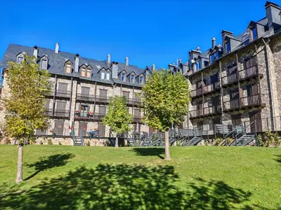 Jardín al aire libre en Chimenea y jardín- Calideza y espacio en la planta baja - Besiberri 11