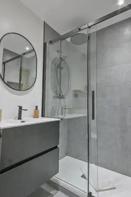 Un baño de Luderna - Apartamento con terraza Artigues