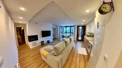 Una televisión o centro de entretenimiento en Hadar Deluxe - tucasaenlospirineos