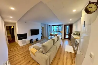 Una televisión o centro de entretenimiento en Hadar Deluxe - tucasaenlospirineos