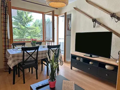 Una televisión o centro de entretenimiento en Apartamentos Confort Formigal 3000