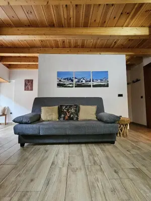 Zona de estar de mcastet, casita aranesa en el valle de aran