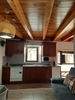 Una cocina o zona de cocina en mcastet, casita aranesa en el valle de aran