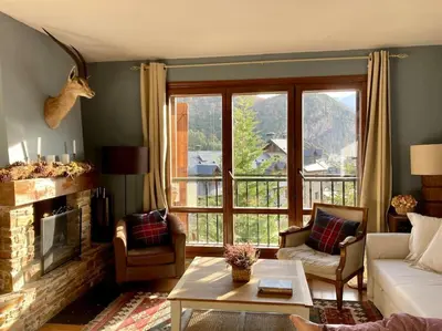 Zona de estar de Elegante apartamento en Escarrilla con vistas al valle