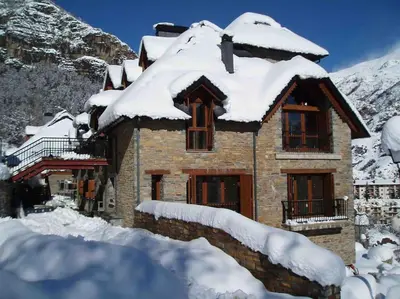 Elegante apartamento en Escarrilla con vistas al valle en invierno