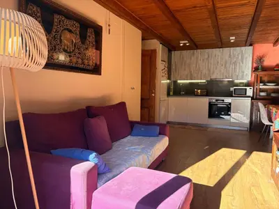Una cocina o zona de cocina en Bajo con jardín privado y chimenea - Puig Falcó 2
