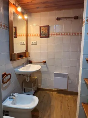 Un baño de Bajo con jardín privado y chimenea - Puig Falcó 2