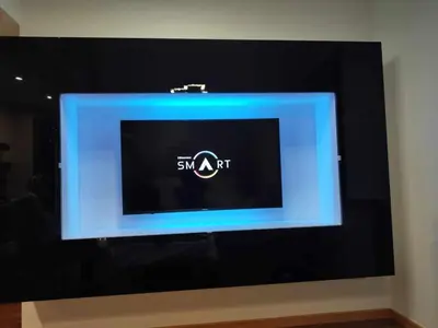 Una televisión o centro de entretenimiento en Centro aparcamiento gratuito al lado del pilar