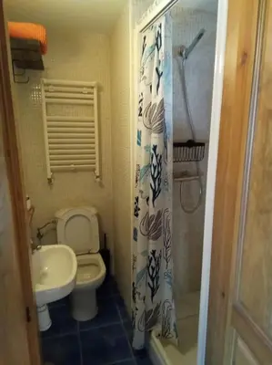 Un baño de La Borda de Allué