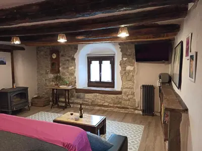 Una televisión o centro de entretenimiento en Casa Rural TTIPIAENEA Landetxea