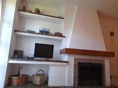 Una televisión o centro de entretenimiento en Ambiente de montaña- Chimenea, vistas y jardín- Isard 4