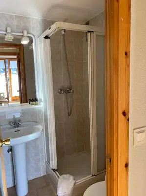 Un baño de Apartamento con vistas a pistas, en Formigal.