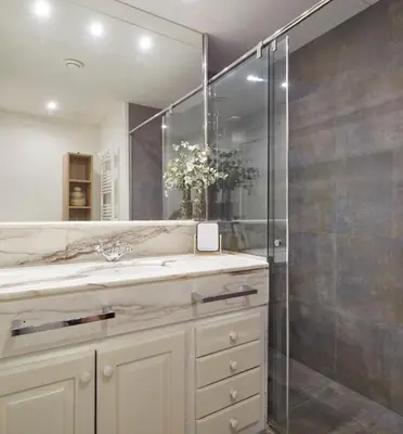 Un baño de Port Luxe by FeelFree Rentals