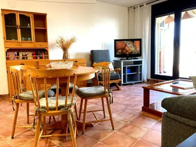 Una televisión o centro de entretenimiento en Quiet apartment in the heart of town with a large terrace l'Abatanador