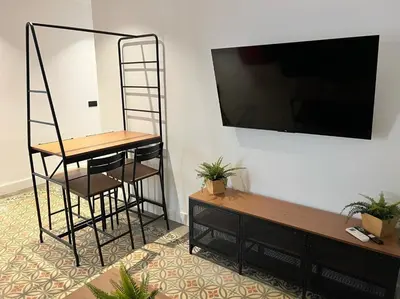 Una televisión o centro de entretenimiento en Apartamenticos El Tubo I