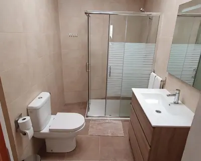 Un baño de APARTAMENTS LA DONZELLA