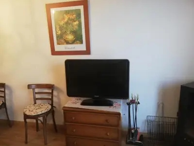 Una televisión o centro de entretenimiento en Pequeño adosado de montaña con terraza