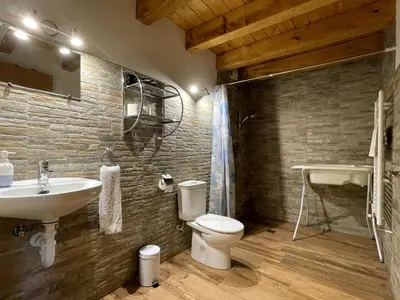 Un baño de Palacio de Aralar Alta Familias