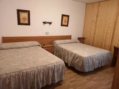 Cama o camas de una habitación en Hostal Pirineos Sarvisé