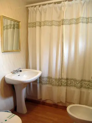 Un baño de Hostal Pirineos Sarvisé