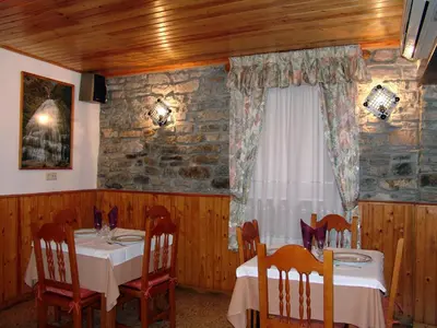 Un restaurante o sitio para comer en Hostal Pirineos Sarvisé