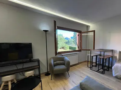 Una televisión o centro de entretenimiento en Apartamentos Baladrias Formigal Centro - Recién Reformado