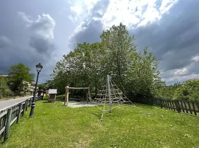 Zona de juegos infantil en Casa Orbara by Clabao