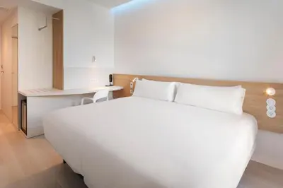 Cama o camas de una habitación en B&B HOTEL Lleida