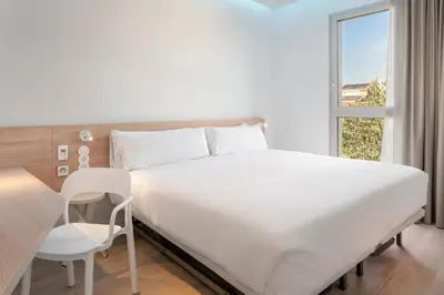Cama o camas de una habitación en B&B HOTEL Lleida