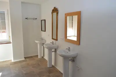 Un baño de Albergue Gares