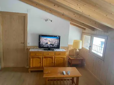 Una televisión o centro de entretenimiento en Casa Casteller