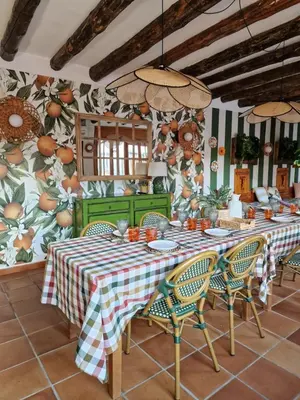 Un restaurante o sitio para comer en Apartahotel La Chipranera