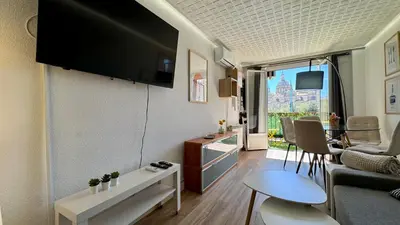 Una televisión o centro de entretenimiento en Front Views To El Pilar ComoTuCasa