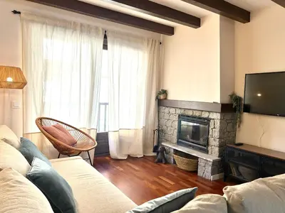 Una televisión o centro de entretenimiento en Apartament lluminós amb encant by RURAL D'ÀNEU
