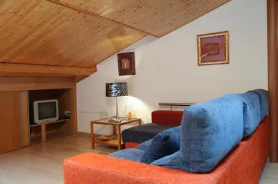 Una televisión o centro de entretenimiento en Vivienda Turística Los Mesones