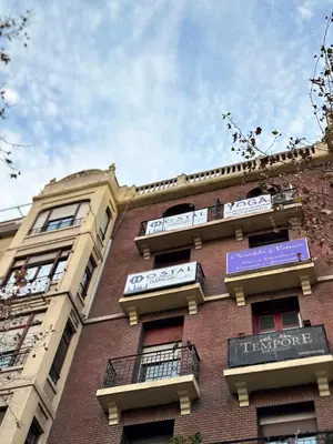 Edificio en el que se encuentra el hostal o pensión